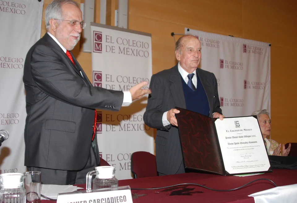 Pablo González Casanova recibe el Premio Daniel Cosío Villegas