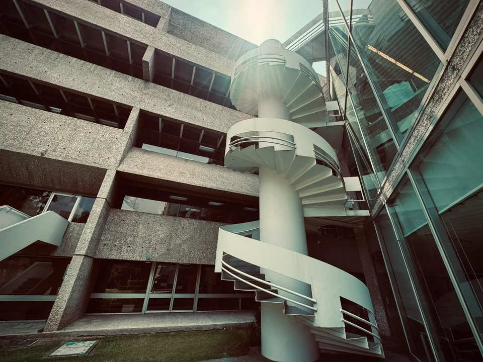 Escalera de caracol del edificio Mario Ojeda Gómez