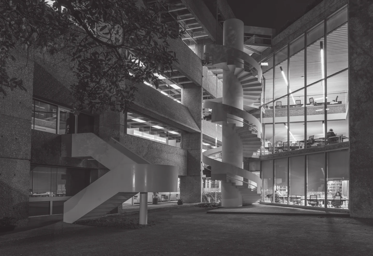 Escalera de caracol en el Anexo Mario Ojeda Gómez de la Biblioteca Daniel Cosío Villegas